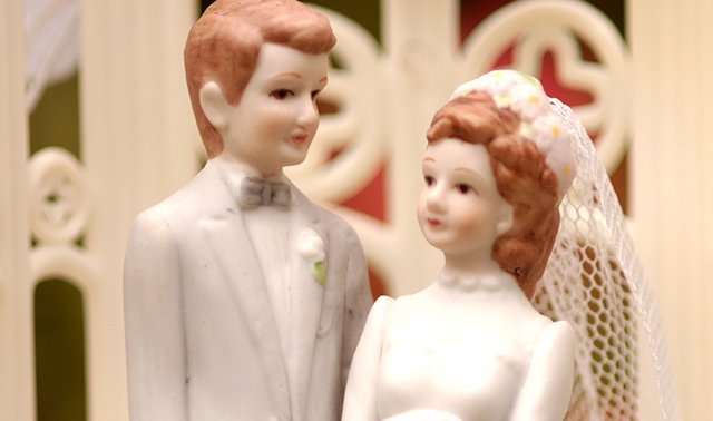 Archivo - Muñecos decortivos de tarta nupcial para representar la unión en matrimonio de dos personas felices.