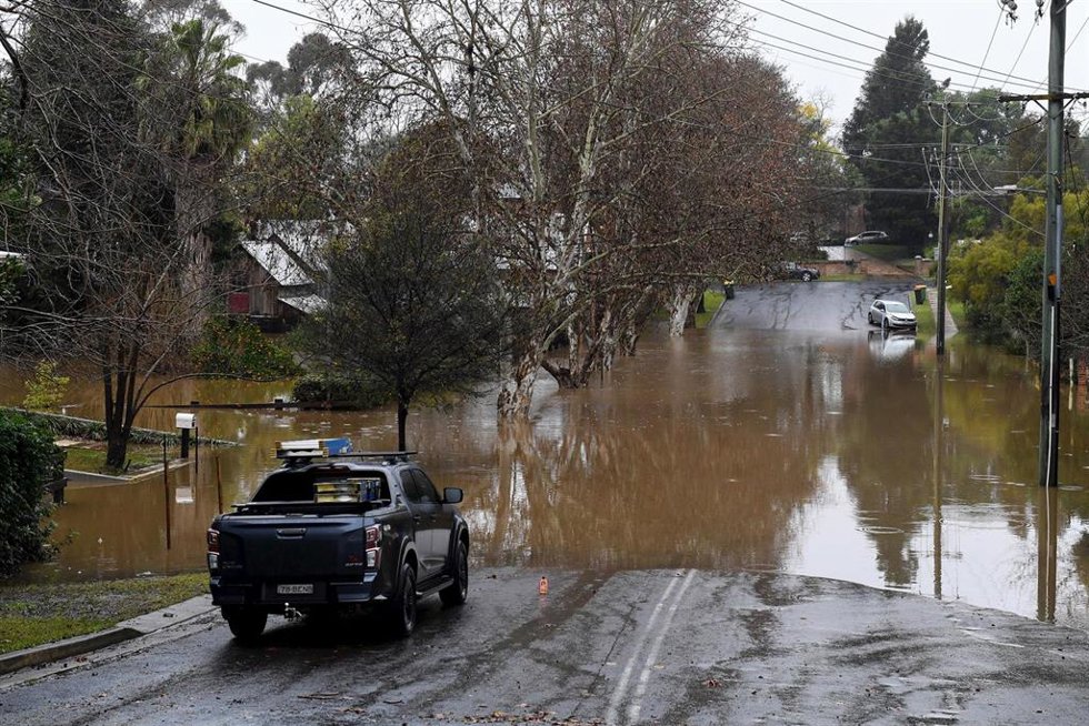 Las propiedades residenciales y las carreteras están sumergidas bajo el agua de la crecida del río Hawkesbury, en Windsor, al noroeste de Sydney, el miércoles 6 de julio de 2022. 