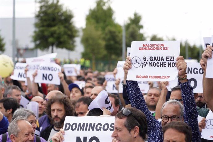 Varias personas, con pancartas,  durante una manifestación en defensa del convenio de Mercedes Vitoria, en la factoría de Mercedes, a 22 de junio de 2022, en Vitoria, Álava, Euskadi (España). 