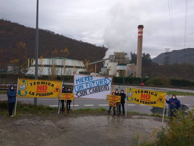 Pancartas frente a la central térmica de La Pereda, en Mieres.