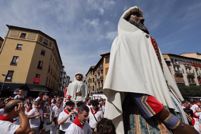 Archivo - Salida de la comparsa de gigantes y cabezudos en los Sanfermines de 2019.