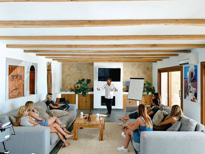 Rubén Fornell formando a un grupo de influencers