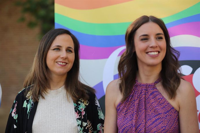 La ministra de Igualdad, Irene Montero (d), y la ministra de Derechos Sociales y Agenda 2030, Ione Belarra (i), durante la II edición de los Reconocimientos Arcoíris por el Día Internacional del Orgullo LGTBI, a 27 de junio de 2022, en Madrid (España). 