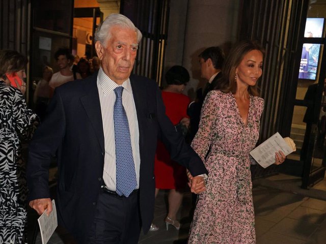 MARIO VARGAS LLOSA E ISABEL PREYSLER ACUDEN AL TEATRO REAL