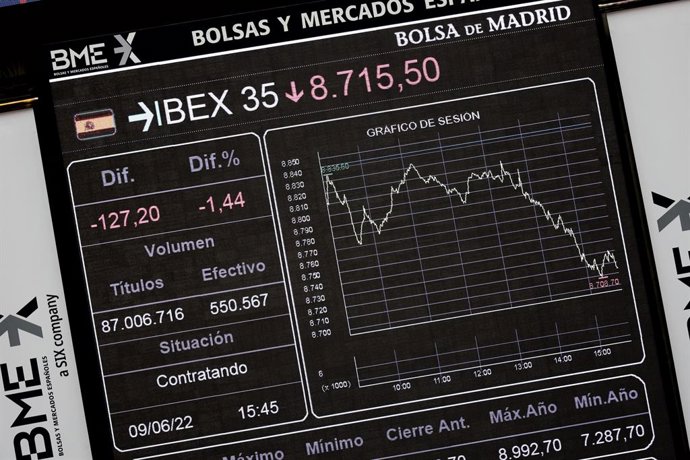 Un panel del Ibex 35, en el Palacio de la Bolsa, a 9 de junio de 2022, en Madrid (España). 