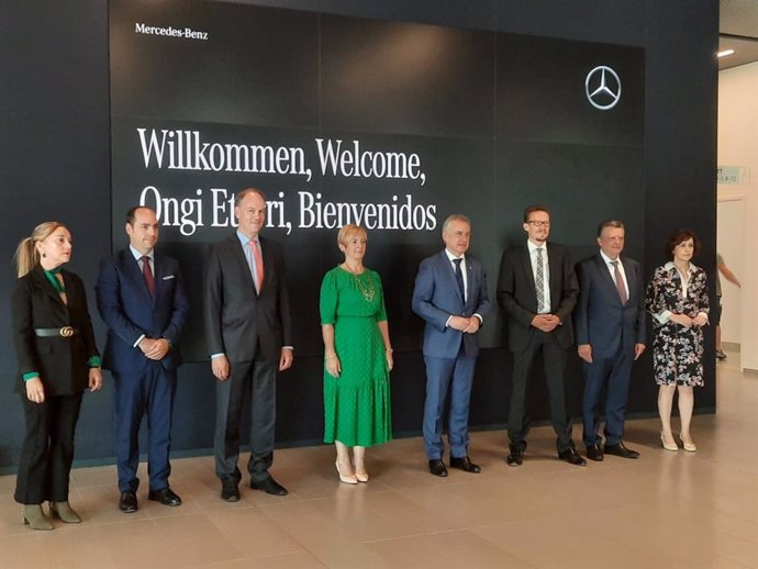 El Lehendakari, Iñigo Urkullu, con la consejera vasca de Desarrollo Económico, Sostenibilidad y Medio Ambiente, Arantxa Tapia, junto a directivos de Mercedes en Stuttgart