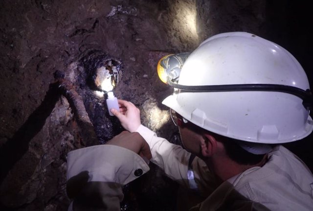 El investigador Oliver Warr recolectando muestras en Moab Khotsong, Sudáfrica.