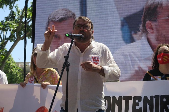 Archivo - El secretario general de UGT de Catalunya, Camil Ros, en el discurso final de la manifestación por el Día de los Trabajadores en Barcelona