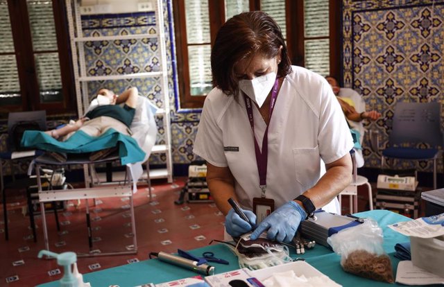 Una enfermera tras realizar una extracción de sangre durante la presentación de la campaña de verano de donación de sangre, en el Hospital Malvarrosa, a 29 de junio de 2022, en Valencia, Comunidad Valenciana (España). La campaña ha sido organizada por el 