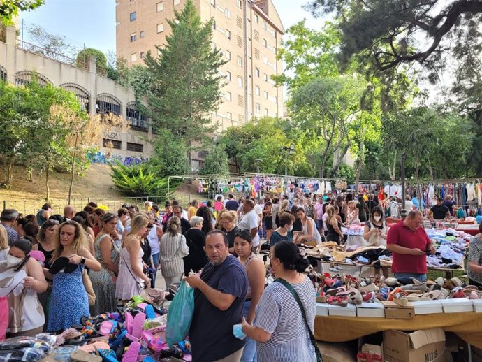 Mercadillo nocturno de los martes de verano.