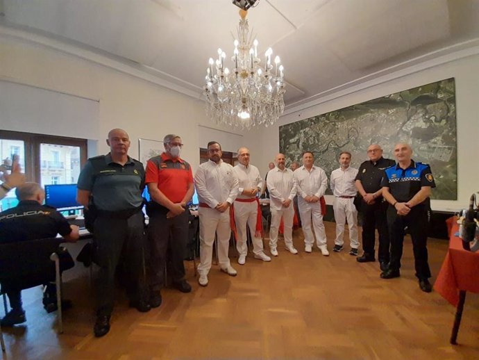 Autoridades y mandos policiales visitan el Puesto de Mando Avanzado de coordinación policial que vela por la seguridad de los Sanfermines desde la Casa Consistorial.