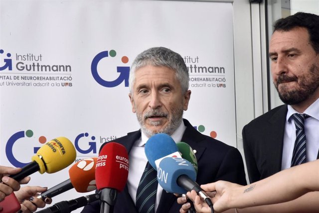 El ministro del Interior, Fernando Grande Marlaska, atiende a los periodistas en el Institut Guttman, a miércoles 6 de julio de 2022 en Barcelona (Catalunya), España