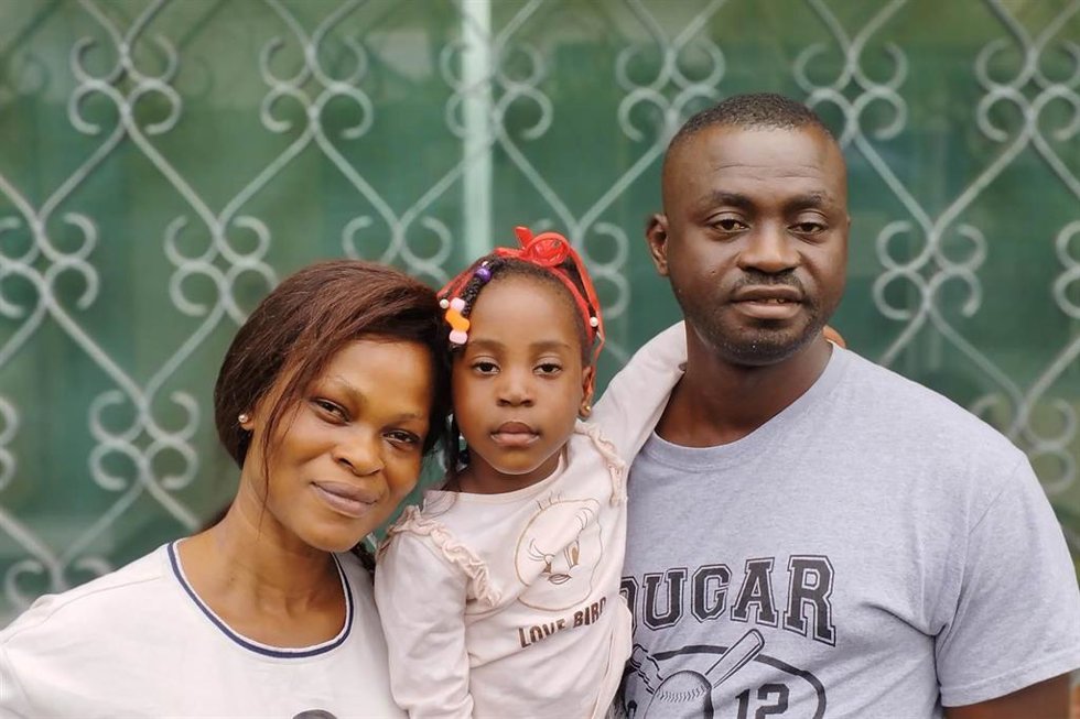 Yinka con su familia.