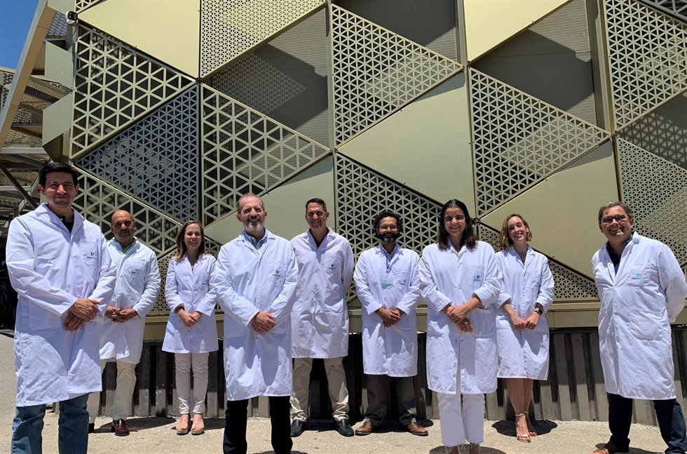 D izquierda a derecha: los doctores Román Carlos Zamora, José Gutiérrez, Lourdes de la Bastida, Francisco Lara, José Ángel Alcalá, Ernesto Orozco, Carmen Gutiérrez, Marta Entrenas, y Juan José Ruiz Masera.