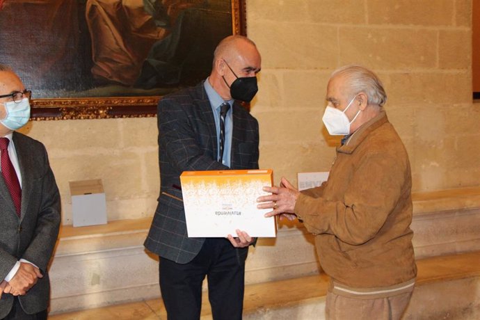 El alcalde de Sevilla, Antonio Muñoz, en una entrega de llaves de Emvisesa.