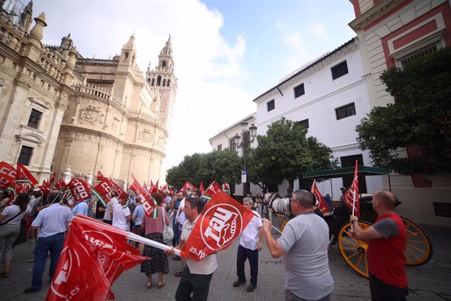 Protesta de los sindicatos UGT-A y CCOO-A en Sevilla.