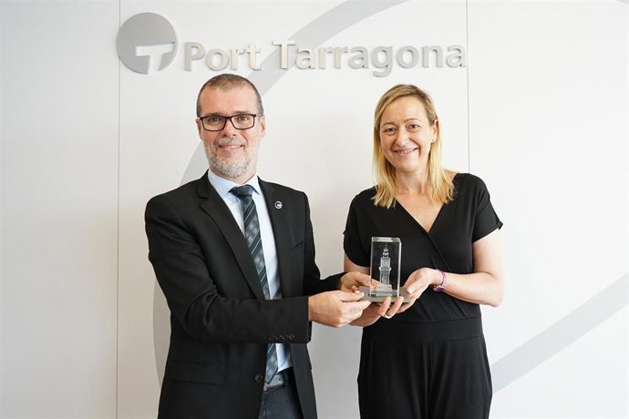 La Consejera de Economía, Planificación y Trabajo del Gobierno de Aragón y presidenta de Aragón Plataforma Logística (APL), Marta Gastón, junto al Presidente del Port de Tarragona, Josep Maria Cruset