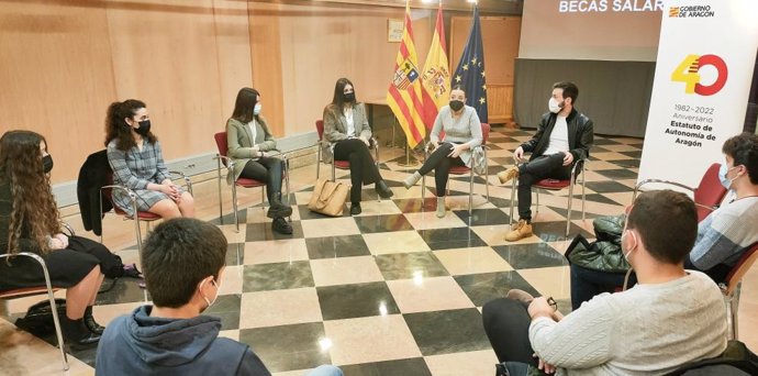 Reunión  con los beneficiarios de las becas salario en este curso 2021-2022.