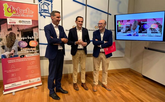 El presidente de Fecosva, Jesús Herreras (dcha); el presidente de la Diputación, Conrado Íscar (centro); y el representante de Cajamarl, Raúl Jesús Ortega (izda)