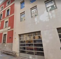 Ayuntamiento de Madrid abre expediente a los bomberos que tiraron dos cubos de agua a un hombre que dormía en un banco