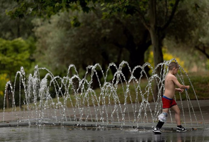 Un niño se moja en los chorros de Madrid Río,