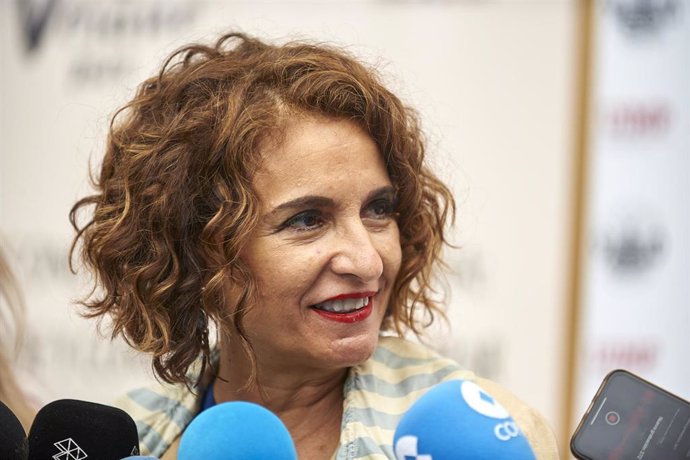 La ministra de Hacienda, María Jesús Montero, atiende a los periodistas en la UIMP
