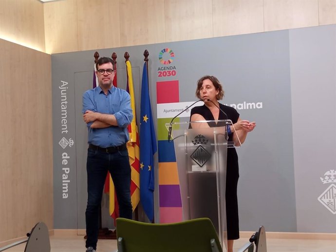 El regidor de Cultura y Bienestar Social del Ayuntamiento de Palma, Antoni Noguera, y la coordinadora del área, Catalina Trobat.