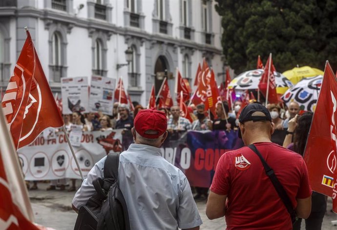 CCOO PV y UGT-PV protestan ante la sede de la CEV para exigir el desbloqueo de la subida salarial