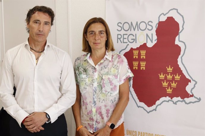 La presidenta de Somos Región, Pilar García, junto al secretario general, Pablo Ruiz Palacios