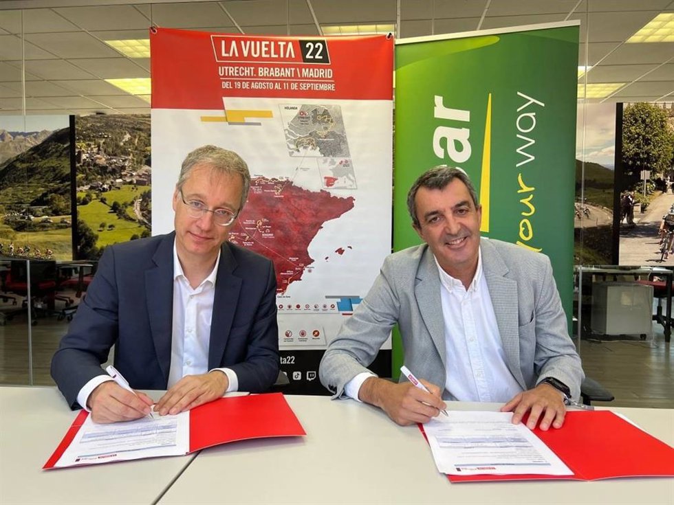 Tobías Zisik, director general de Europcar Mobility Group en España y Portugal, y Javier Guillén, director de La Vuelta
