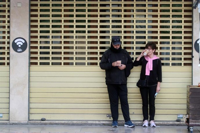Archivo - Imagen de archivo de un comercio cerrado en Málaga capital durante la pandemia