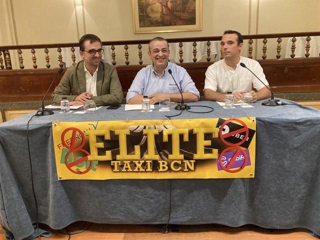 (E-D) l'advocat Marc Vilar; el portaveu d'Élite Taxi, Tito Álvarez, i l'economista Sergi Cutillas