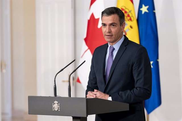 El presidente del Gobierno, Pedro Sánchez, comparece después de su reunión con el primer ministro de Canadá, en el Palacio de La Moncloa.