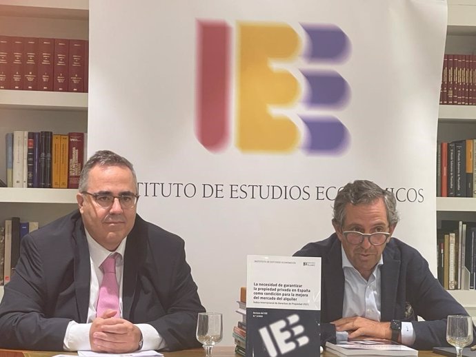 El director general del IEE, Gregorio Izquierdo (Izda) y el presidente del organismo, Íñigo Fernández de Mesa (Dcha), durante la presentación de este miércoles