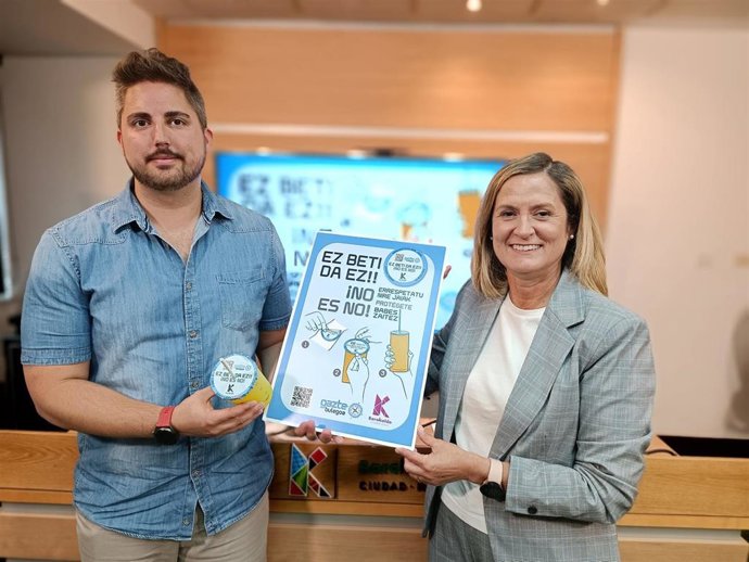 La alcaldesa, Amaia del Campo, y el concejal de Juventud, Jonathan Martín, presentan la campaña con la que se repartirán 10.000 cubre vasos adhesivos y pajitas.