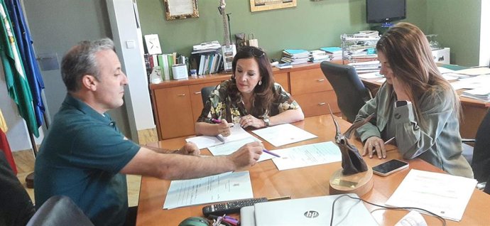 Madueño se reúne con responsables municipales de Cazorla.