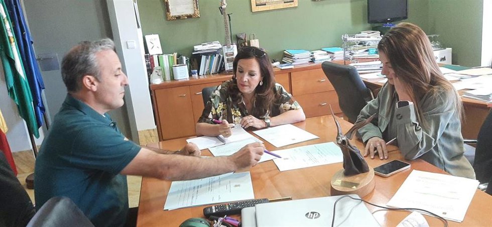 Madueño se reúne con responsables municipales de Cazorla.