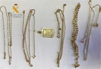 Detenidos dos jóvenes por agredir y robar a otro una cadena en las fiestas de Castro