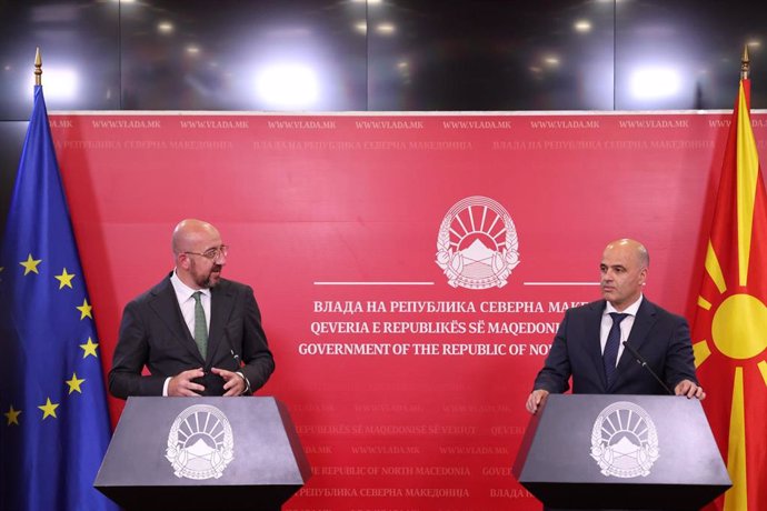 Charles Michel, presidentte del Consejo Europeo, y Dimitar Kovacevski, primer ministro de Macedonia del Norte