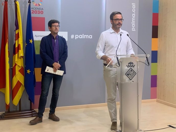 El alcalde de Palma, José Hila, y el regidor de Promoción Económica y Empleo, Alberto Jarabo.