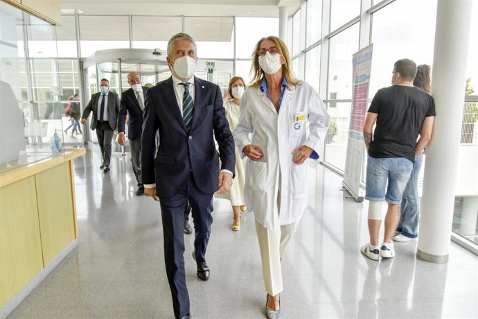 El ministro de Interior, Fernando Grande-Marlaska (i) y la Dra. Bernabéu y directora de la clínica Guttmann (d), a su llegada a una reunión con directivos del Institut Guttman y monitores del programa de prevención de accidentes de tráfico, a 6 de julio