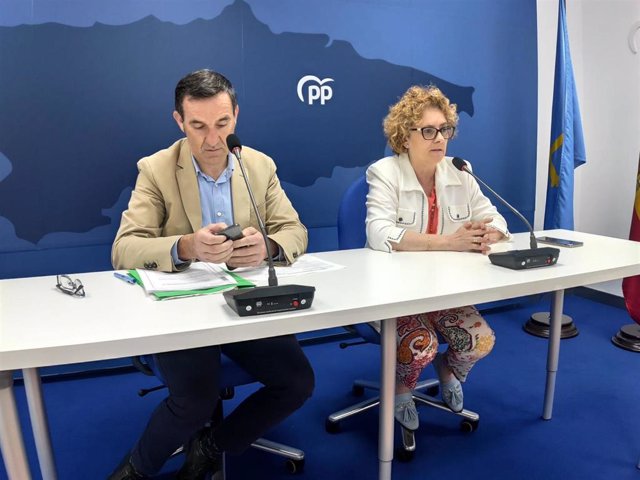 Rueda de prensa del concejal de Economía de Oviedo, Javier Cuesta, y la diputada del PP en la Junta, Gloria García.