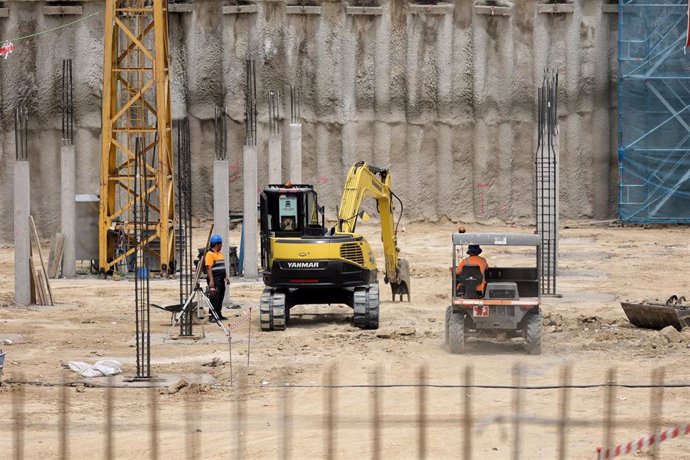 Archivo - Varios operarios trabajan en la construcción, a 20 de mayo de 2022, en Madrid (España). 