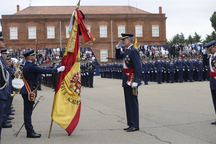 El Rey Felipe VI saluda, a su llegada al acto de entrega de Reales Despachos a los nuevos sargentos de la XXX promoción de la Escala de Suboficiales del Ejército del Aire, en la Academia Básica del Aire (ABA) de León, a 6 de julio de 2022, en Virgen del