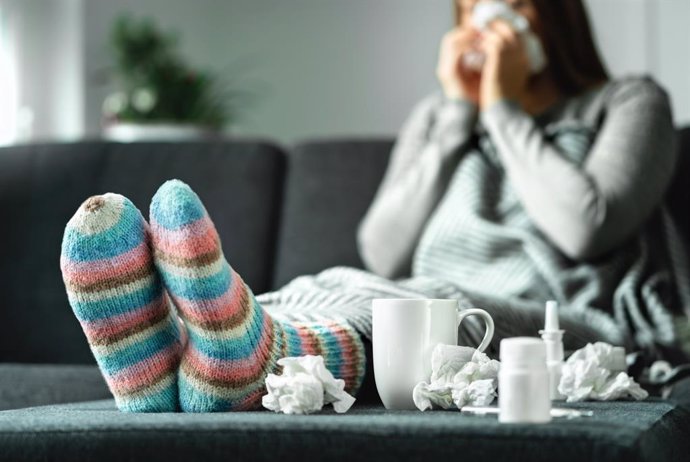 Archivo - Mujer con gripe o resfriado.