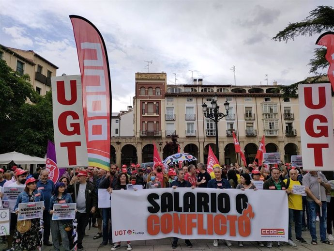 UGT y CCOO La Rioja se han concentrado, a las 11,00 horas, en la plaza del Mercado de Logroño, para exigir subidas salariales