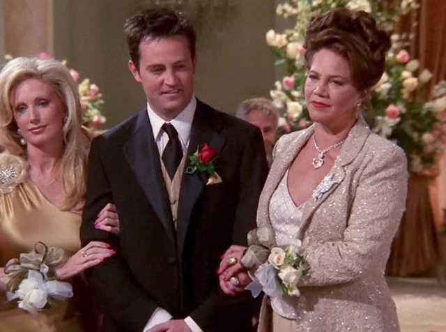 La creadora de Friends pide perdón por llamar "padre" a la madre trans de Chandler