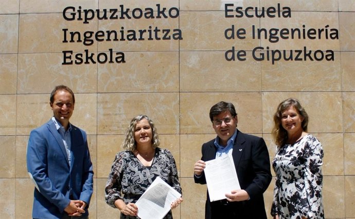 En el centro Isabel Busto, subdirectora General de Zucchetti Spain y Xabier Ostolaza, director de la Escuela de Ingenieros de Gipuzkoa. Junto a ellos, Iker Laskurain, subdirector de Relaciones Externas de la Escuela y Miren Martínez, de Zucchetti Spain.