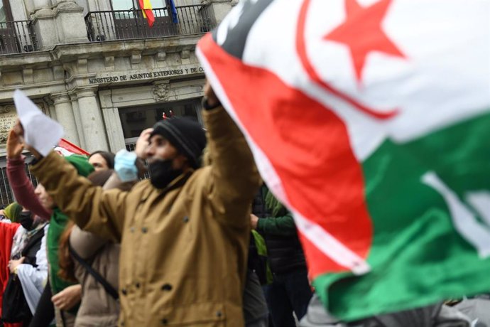 Archivo - Varias personas, con banderas sarahuis y pancartas, participan en una manifestación convocada frente al Ministerio de Asuntos Exteriores, en marzo