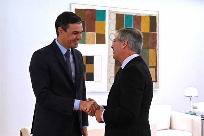 El presidente del Gobierno, Pedro Sánchez, y el de PwC, Bob Moritz.